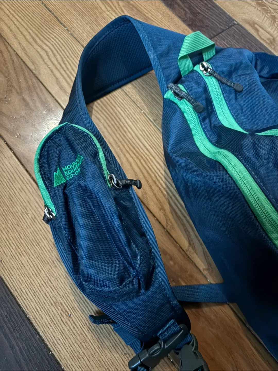 Mountain Equipment Co-op MEC crossbody bag sling pack image indicator(3)