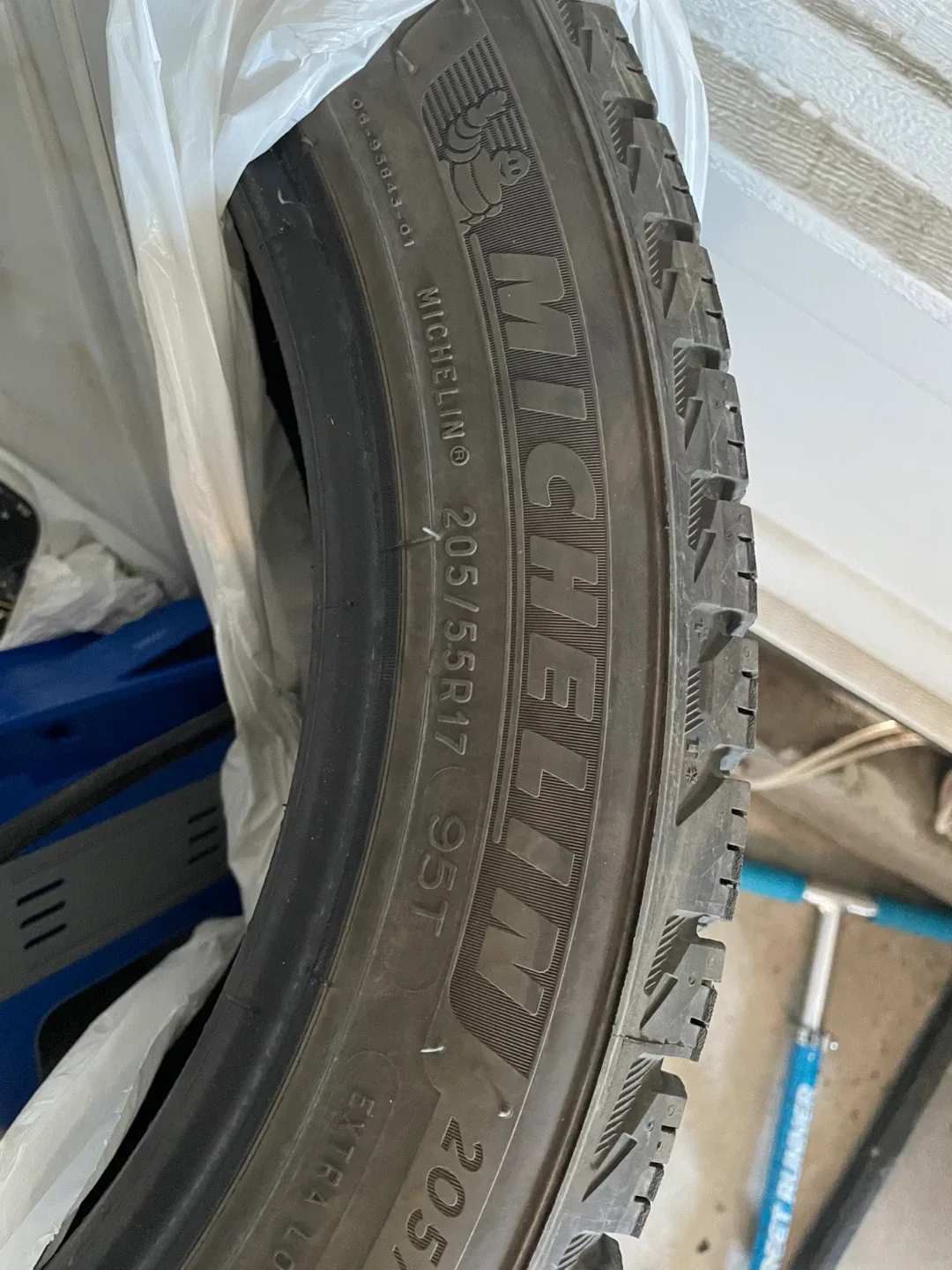 Michelin 205/55R17 95T Tire image indicator(2)