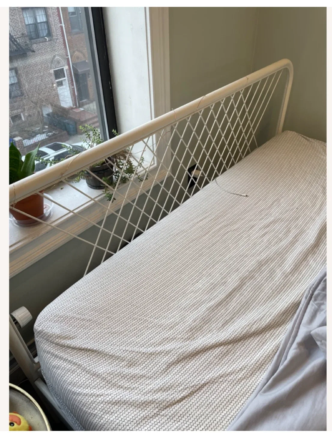 IKEA queen bed frame and queen mattress image indicator(2)