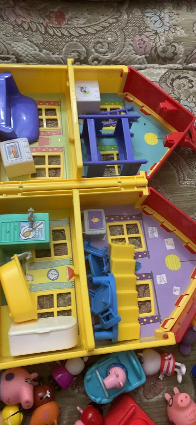 Peppa Pig Carry-Along Playset with Figures image indicator(2)