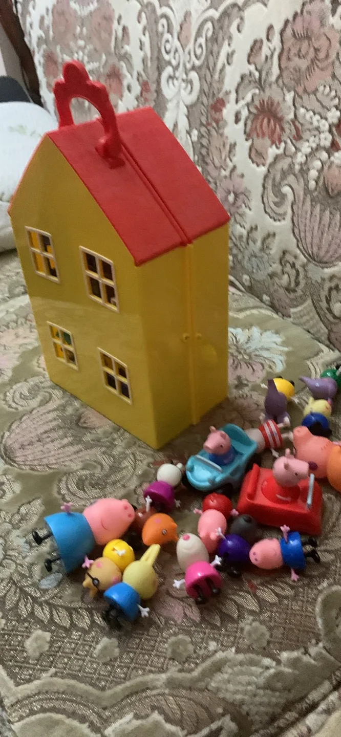 Peppa Pig Carry-Along Playset with Figures image indicator(3)