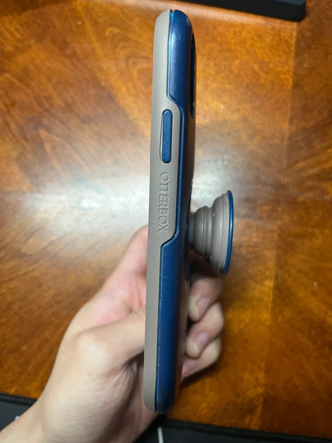 Otterbox iPhone Case with Pop Socket image indicator(4)