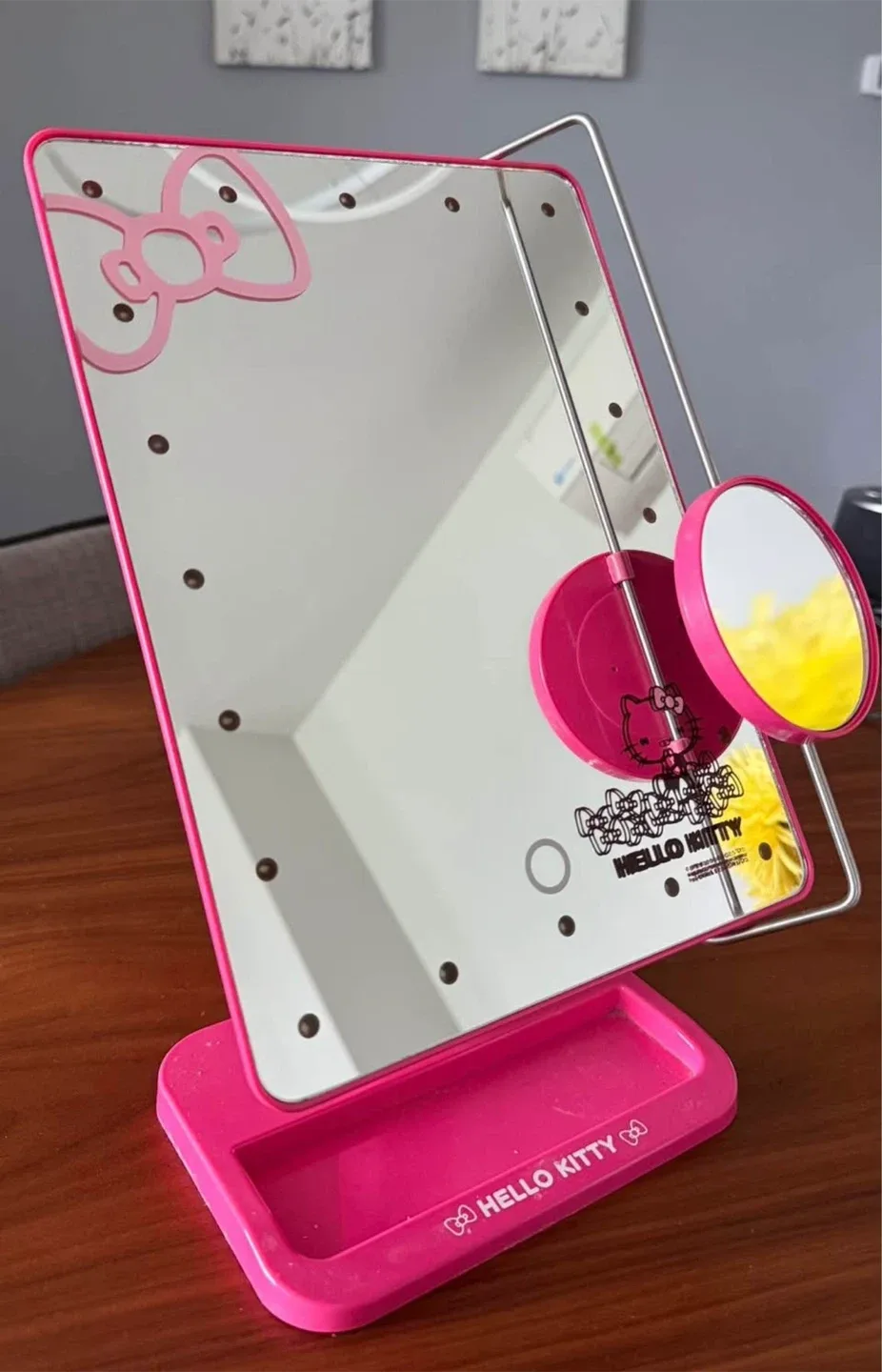 Hello Kitty Lighted Vanity Makeup Mirror - Pink image indicator(3)