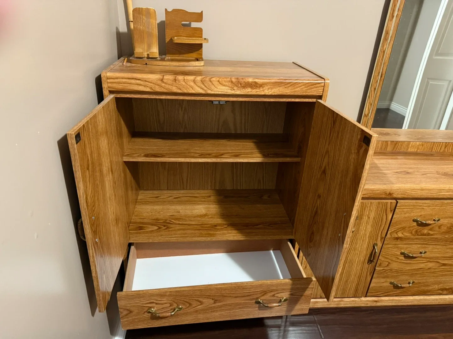 Oak color Bedroom Set - Dresser, Mirror, Nightstand image indicator(3)