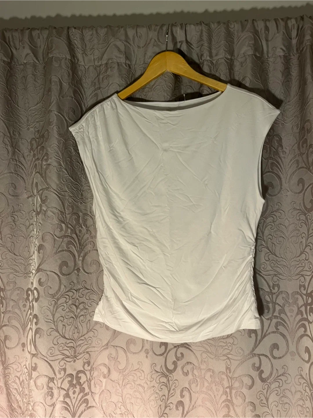 Aritzia Roxanne top image indicator(2)