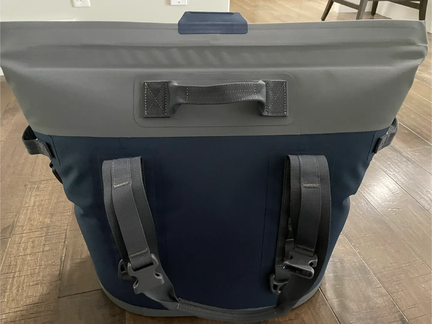 YETI Hopper M30 Navy Soft Cooler image indicator(2)