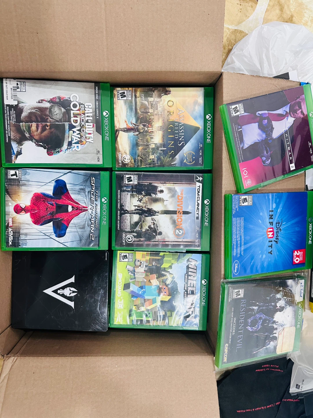 Xbox One x project scoprio edition with Games & Controllers - photo 2