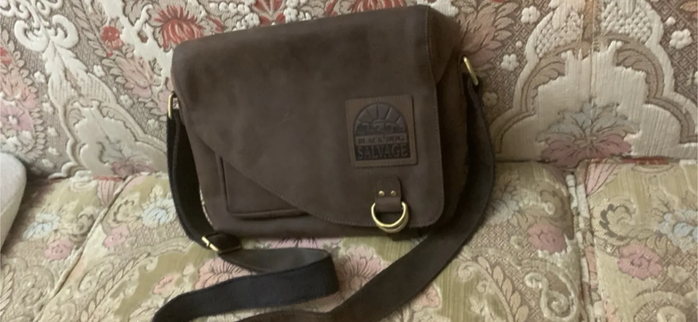 Black Dog Salvage Genuine Leather Messenger Bag image indicator(5)