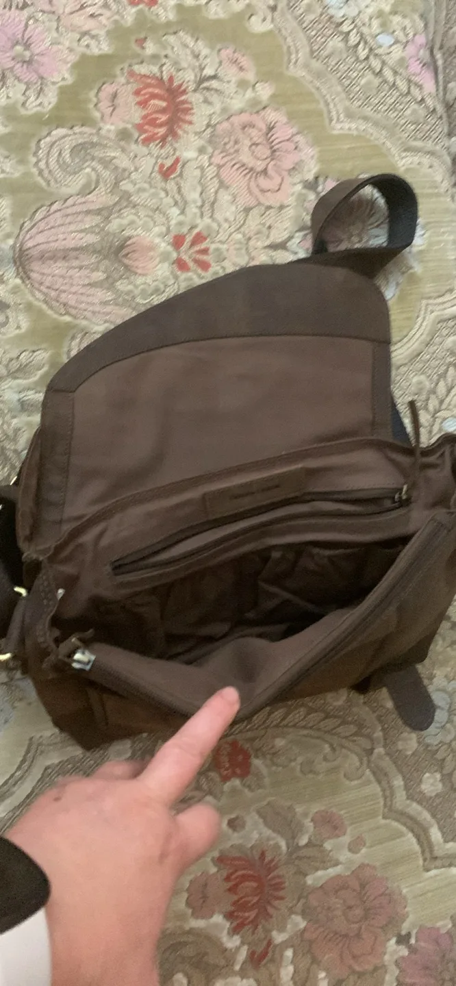 Black Dog Salvage Genuine Leather Messenger Bag image indicator(2)