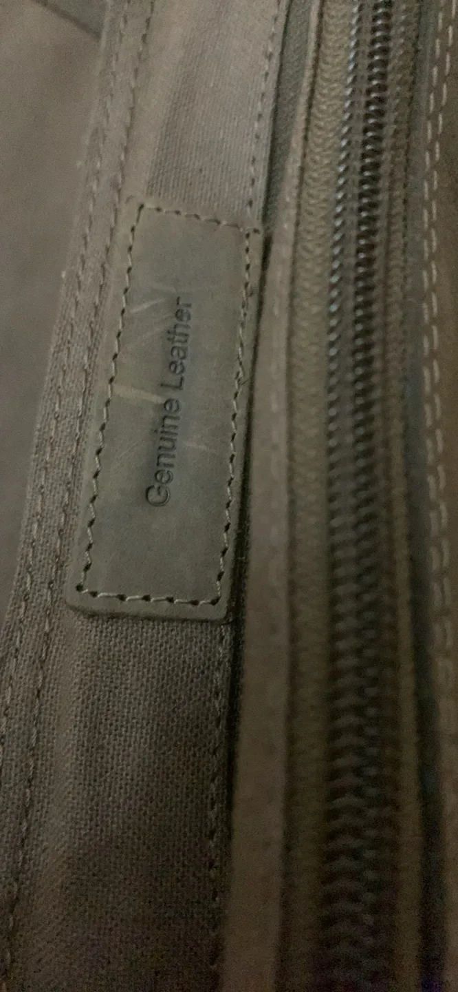 Black Dog Salvage Genuine Leather Messenger Bag image indicator(3)