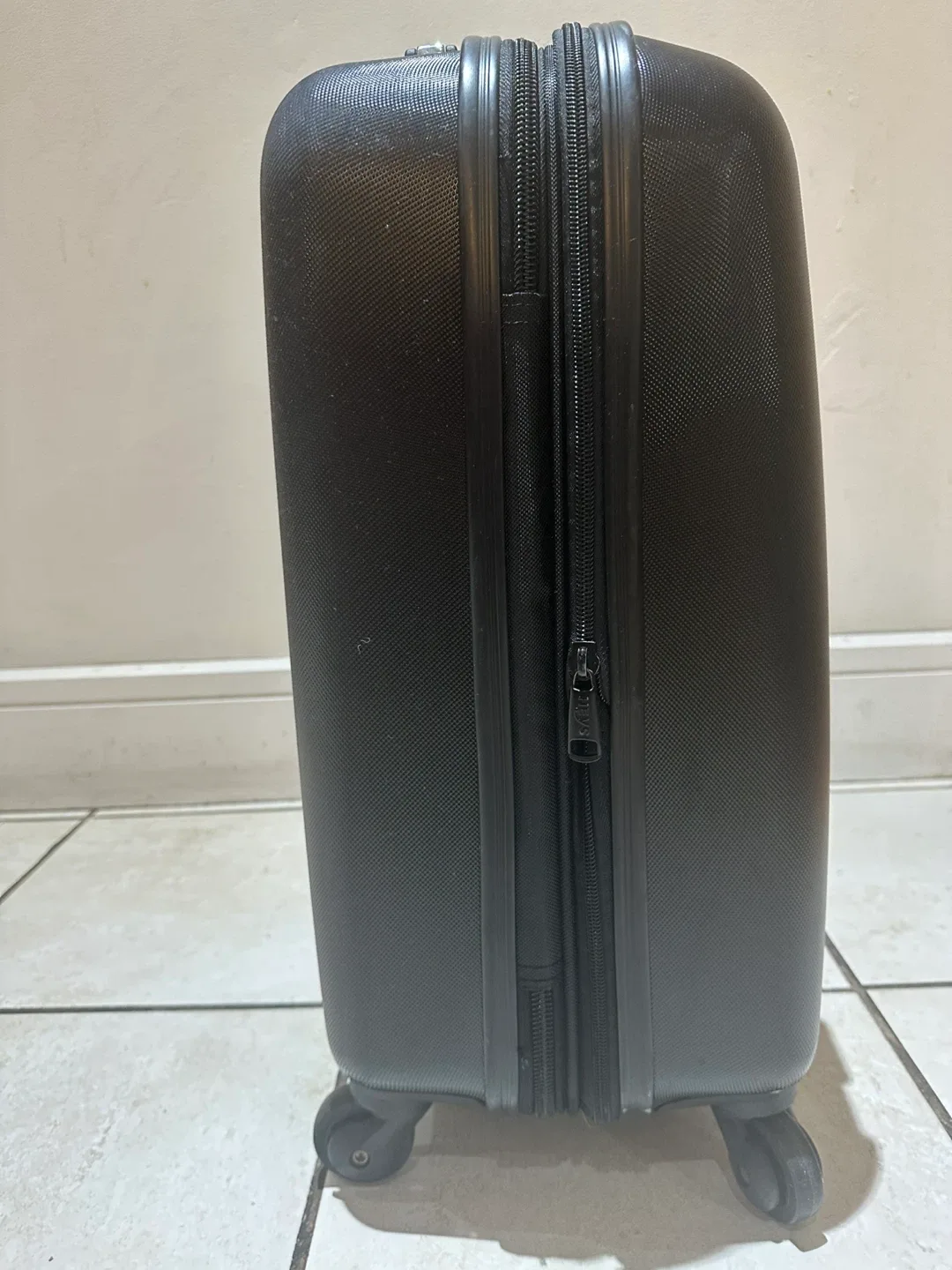 Heys Latitude Black Carry-On Suitcase image indicator(2)
