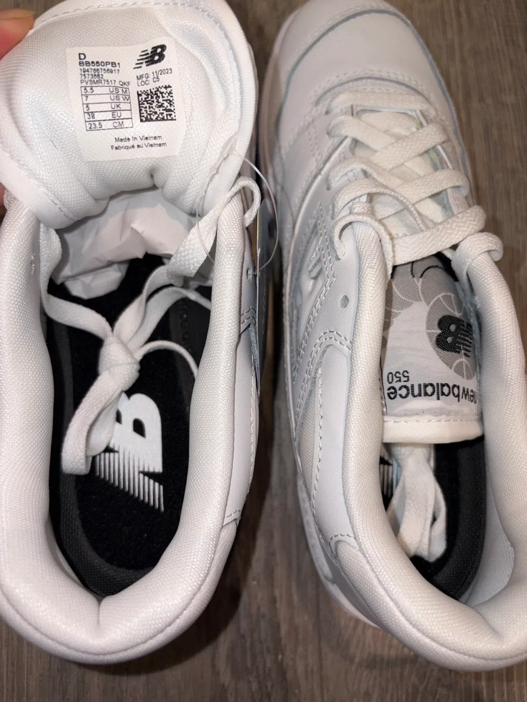 New Balance 550 White Sneakers - Size 7 image indicator(3)