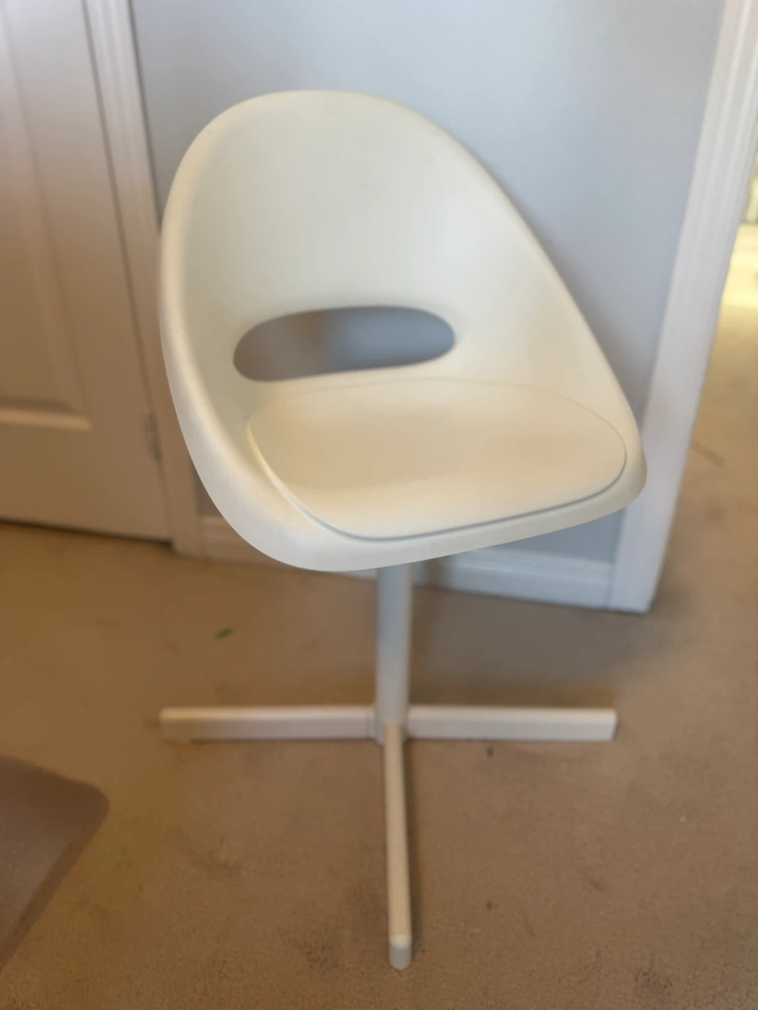White Swivel Chair - kids - photo 2
