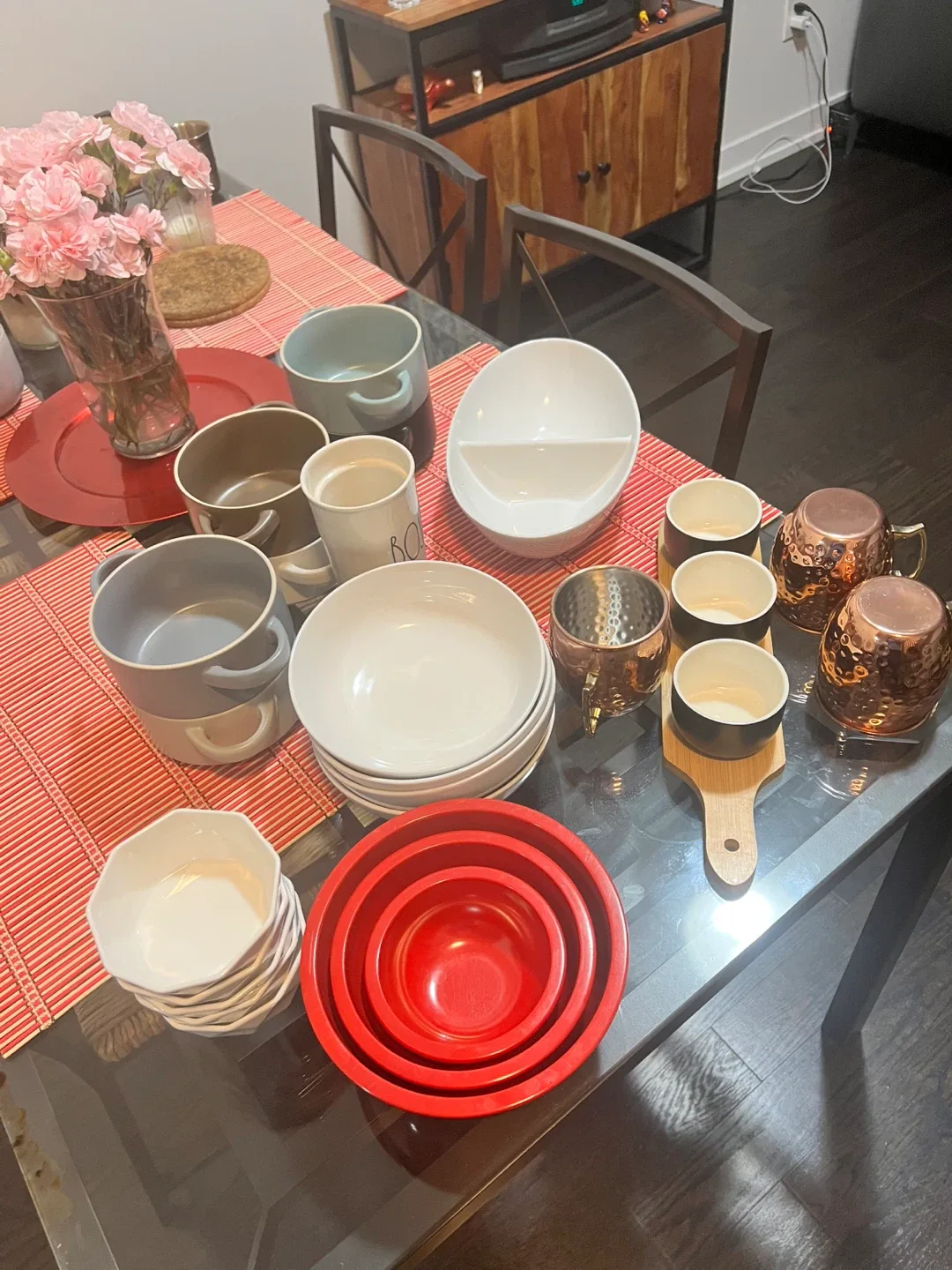Assorted Kitchen Bowls and Mugs image indicator(2)