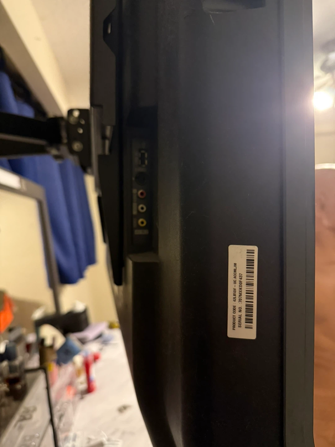 LG 42-inch LCD TV - photo 5