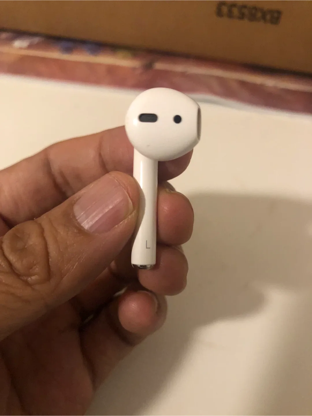 Apple AirPods 2nd Generation left earbud only image indicator(2)
