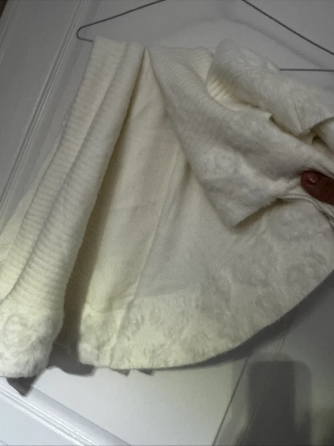 Cream Knit Poncho image indicator(3)