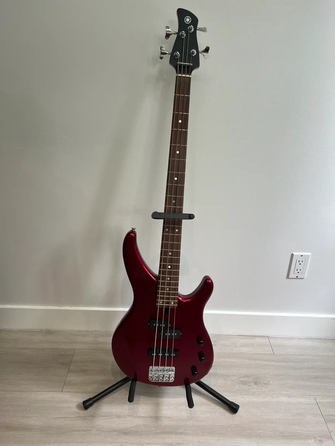 Yamaha Bass Guitar & Fender Rumble 15 V3 Bass Amplifier image indicator(2)