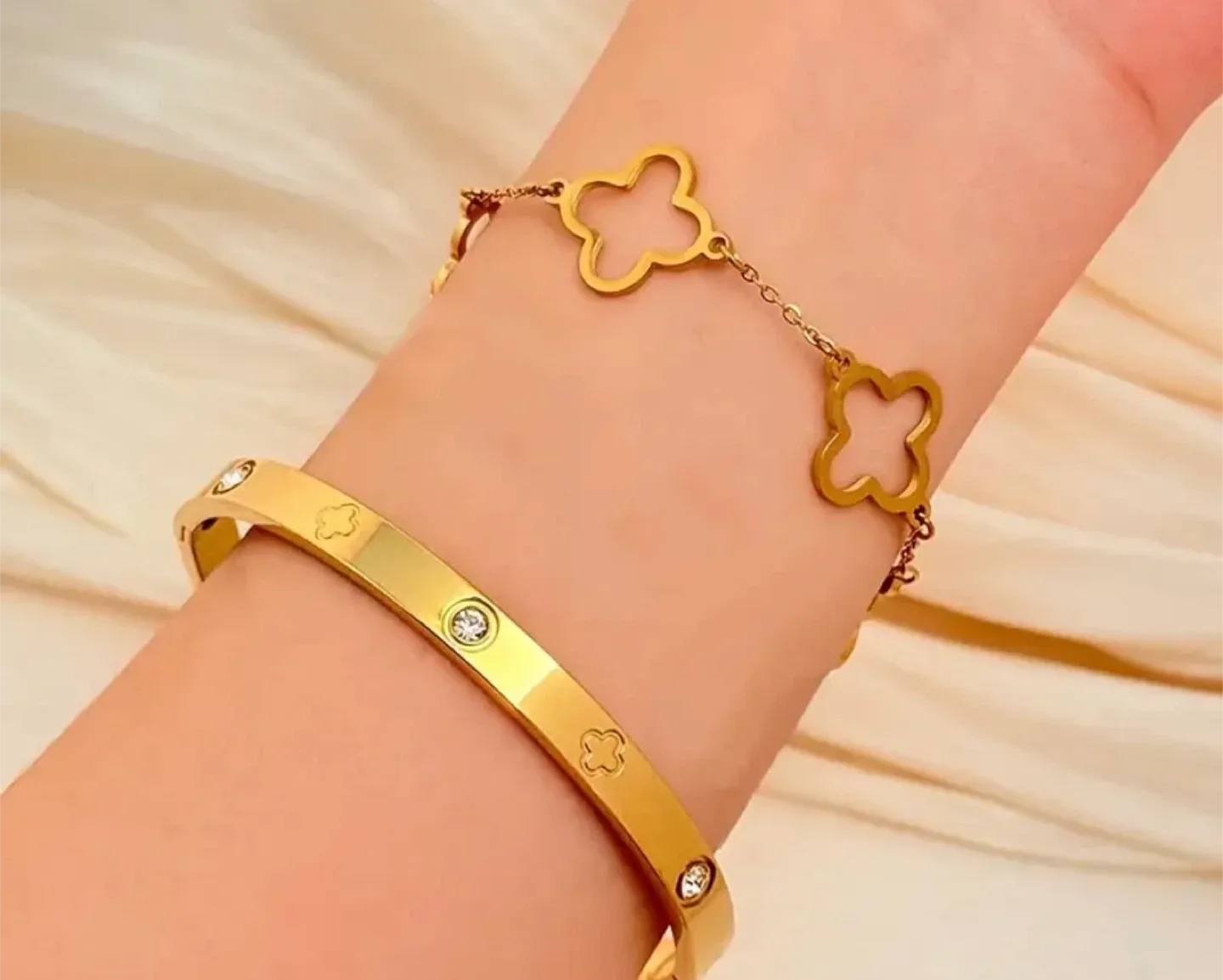 Gold Clover Bracelet Set image indicator(3)