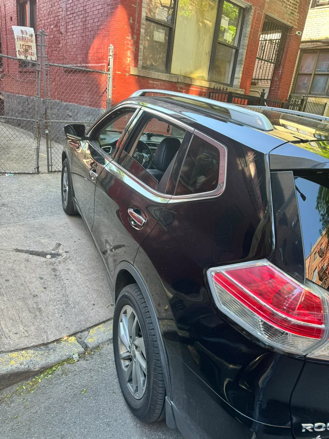 Black Nissan Rogue SUV image indicator(5)