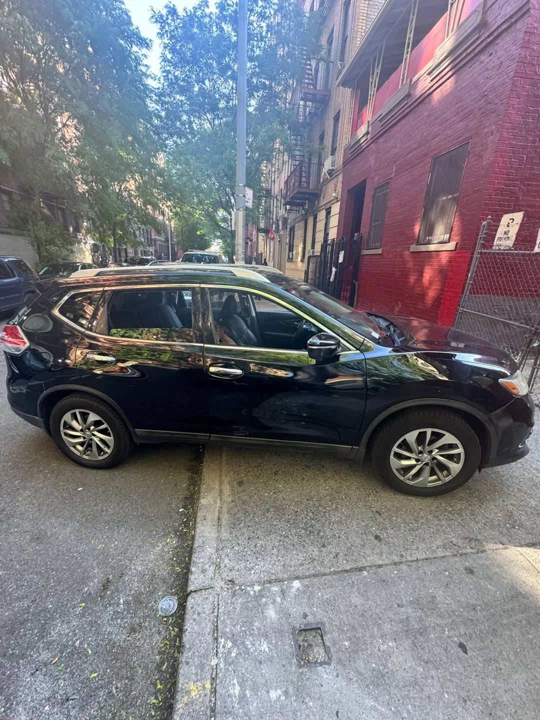 Black Nissan Rogue SUV image indicator(4)