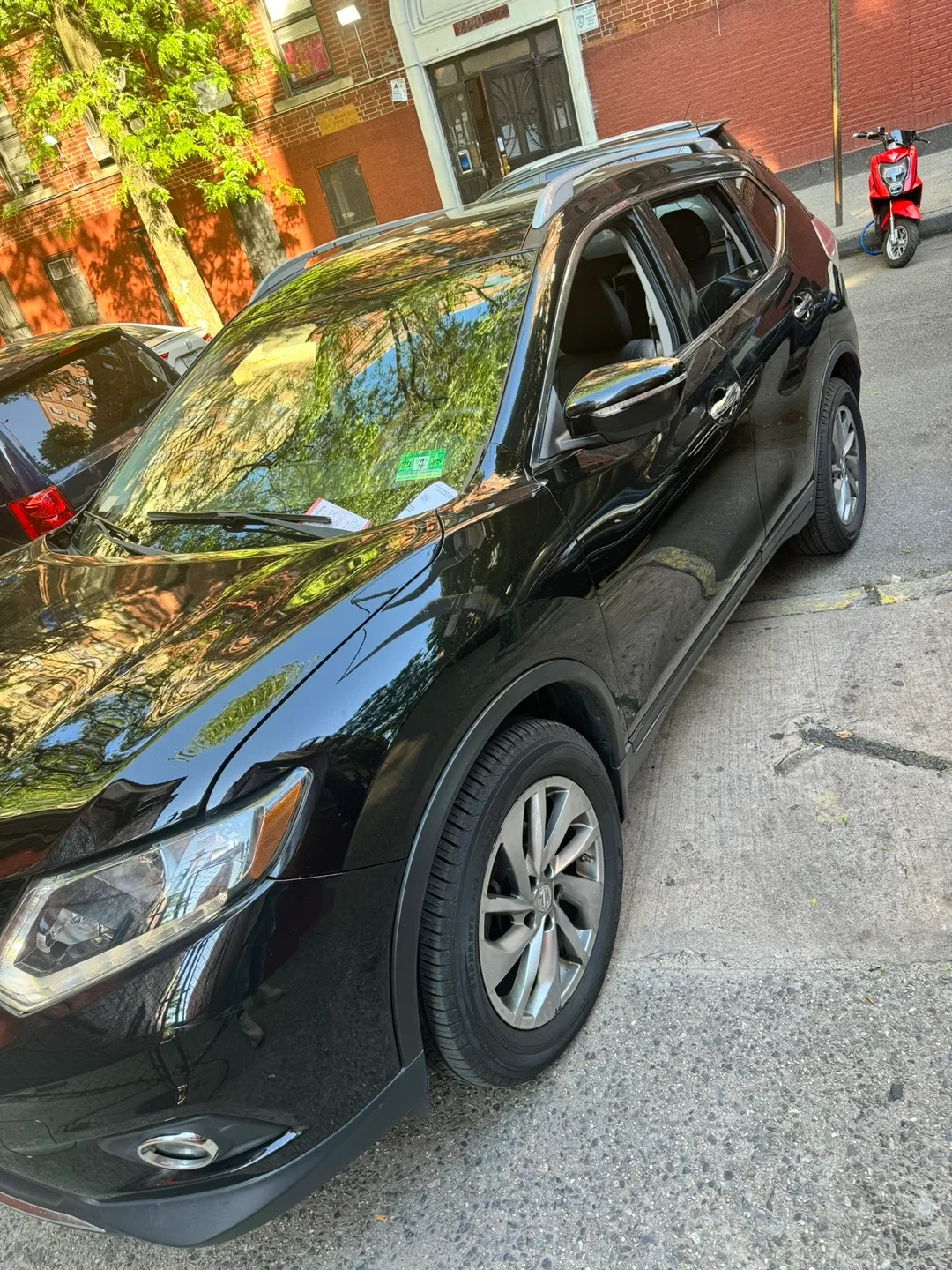 Black Nissan Rogue SUV image indicator(6)