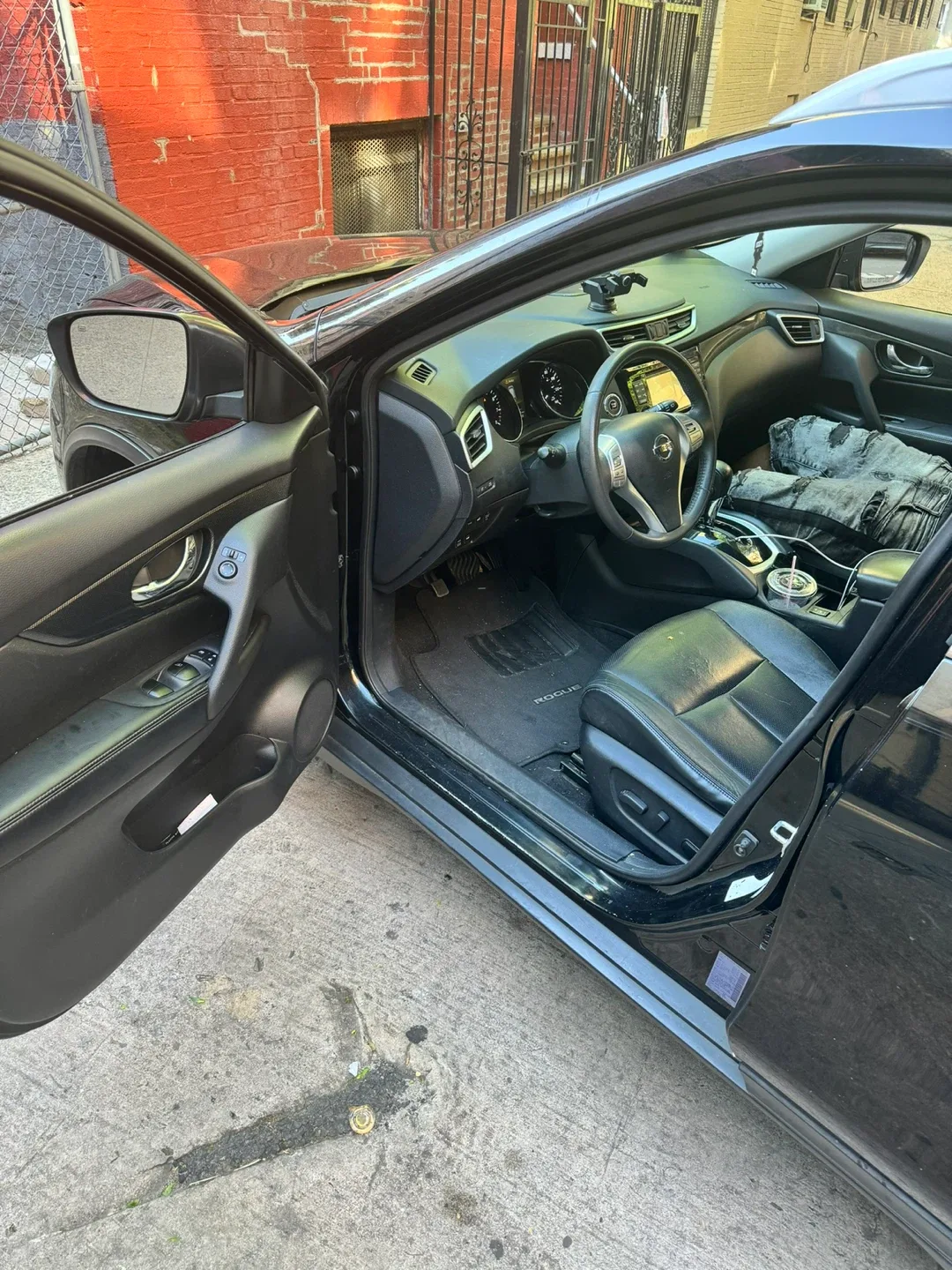 Black Nissan Rogue SUV image indicator(7)