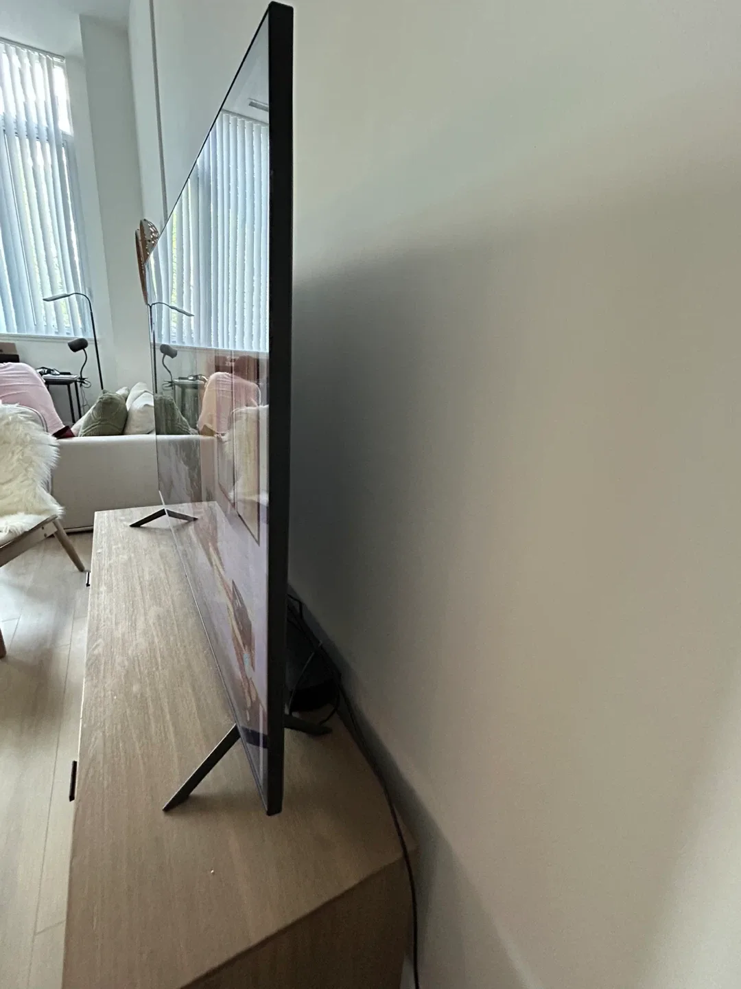 Samsung 65" 4K UHD Smart TV image indicator(2)