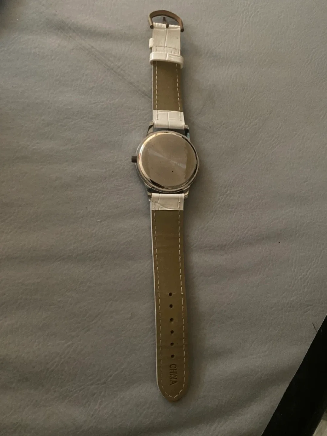 White Quartz Fashion Watch image indicator(3)