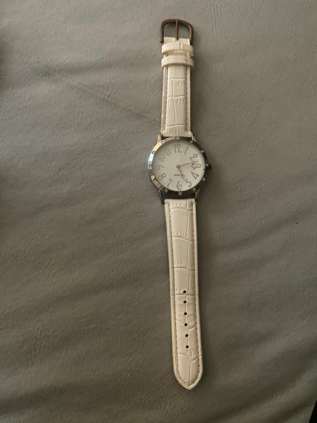 White Quartz Fashion Watch image indicator(2)