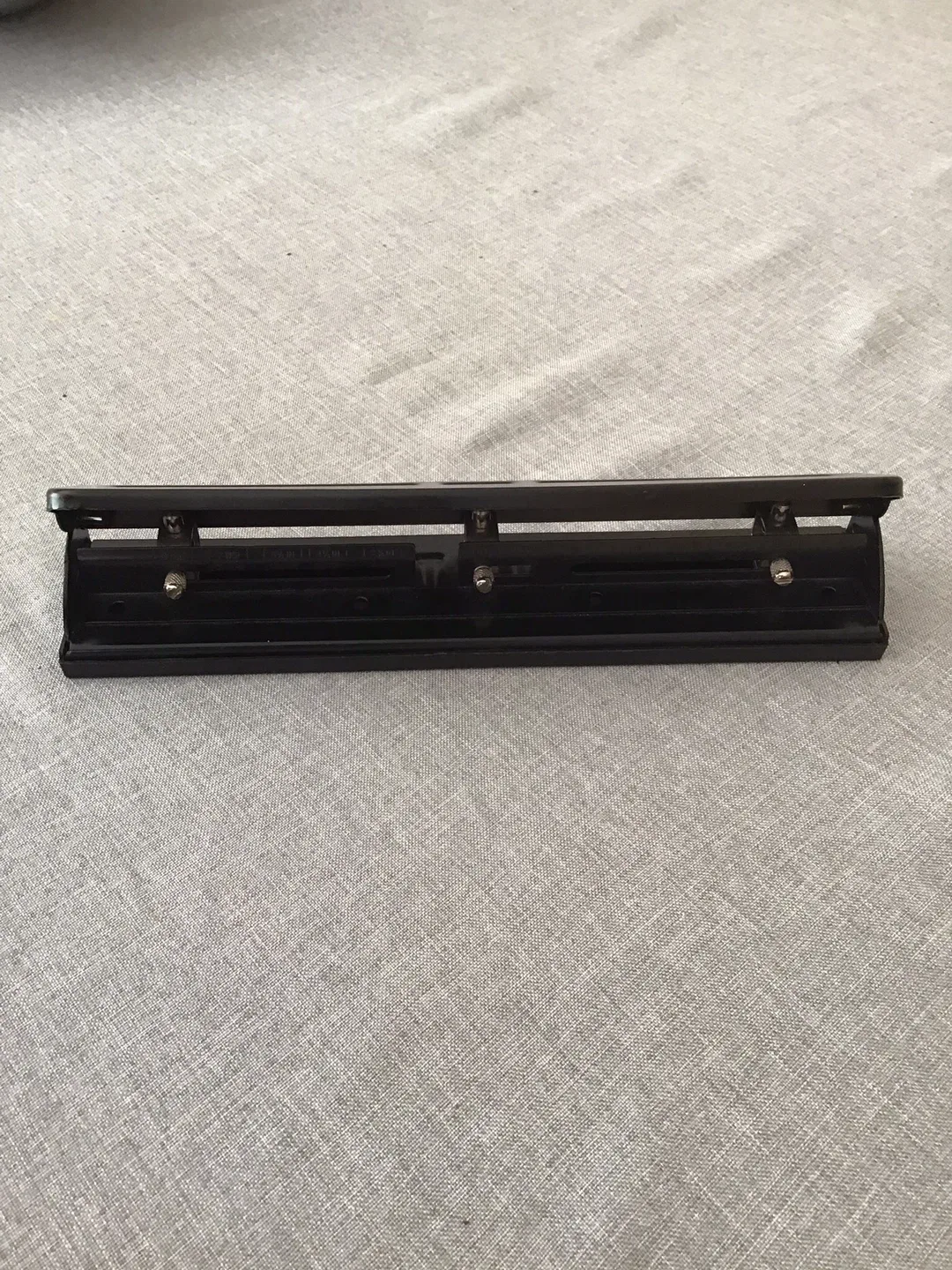 Adjustable 3 Hole Paper Punch image indicator(2)