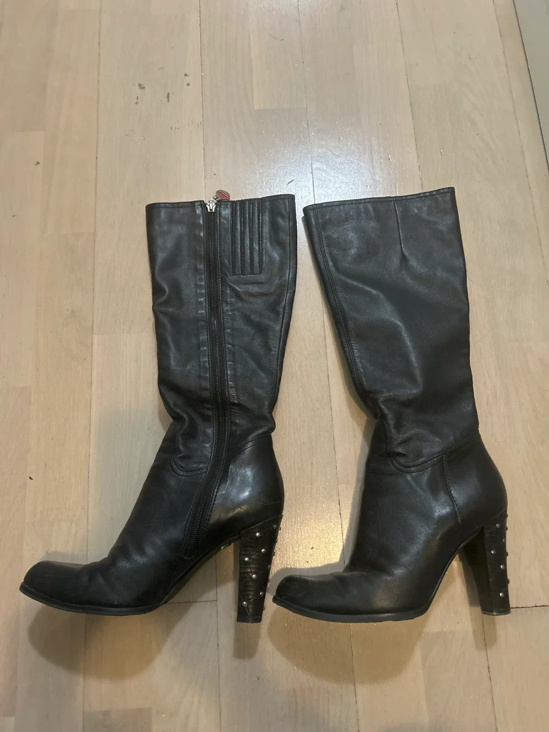 Free Leather Boots 6.5 (need small repair) thumbnail