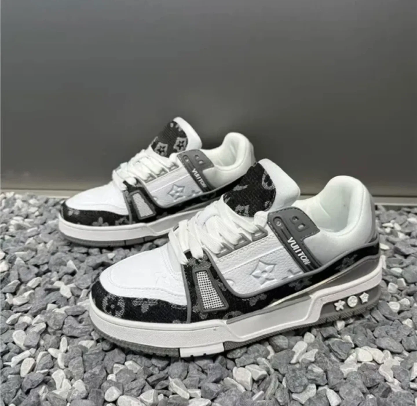 Louis Vuitton Trainer Sneaker image indicator(3)