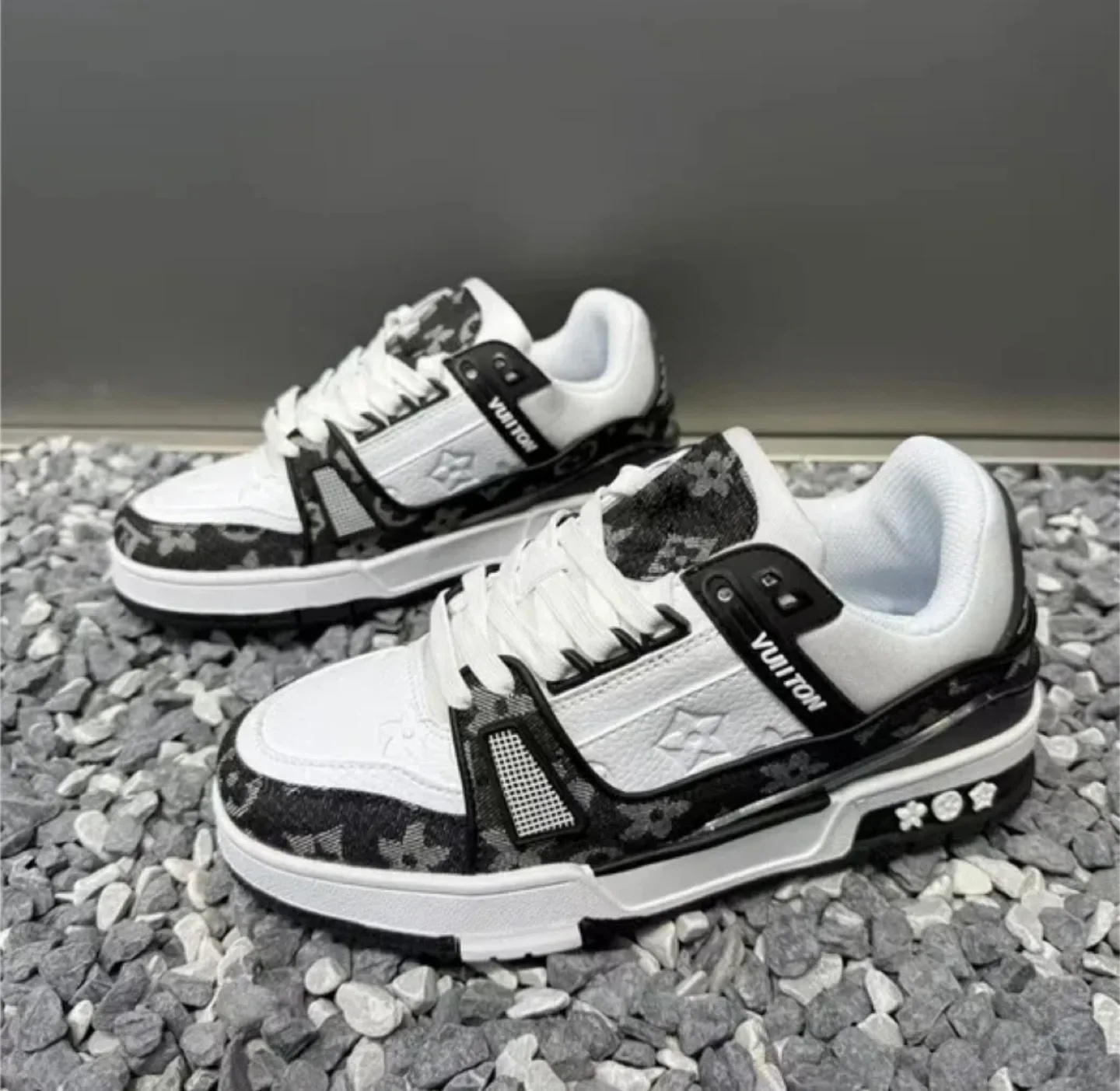 Louis Vuitton Trainer Sneaker image indicator(2)