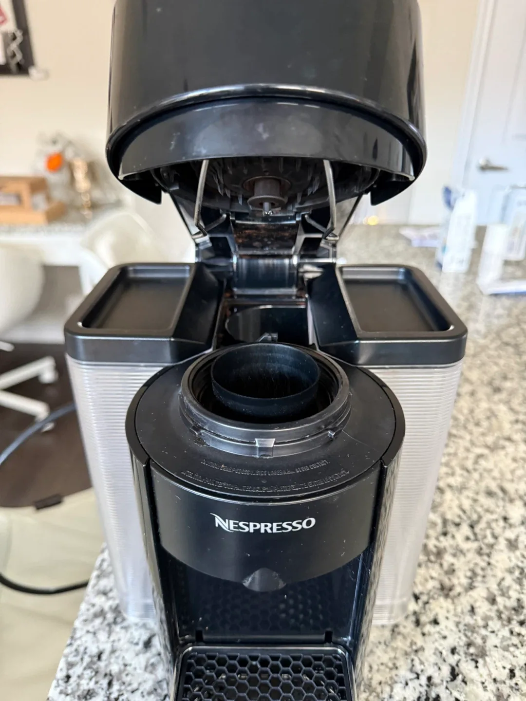 Nespresso Vertuo Next Coffee Machine with Aeroccino image indicator(2)