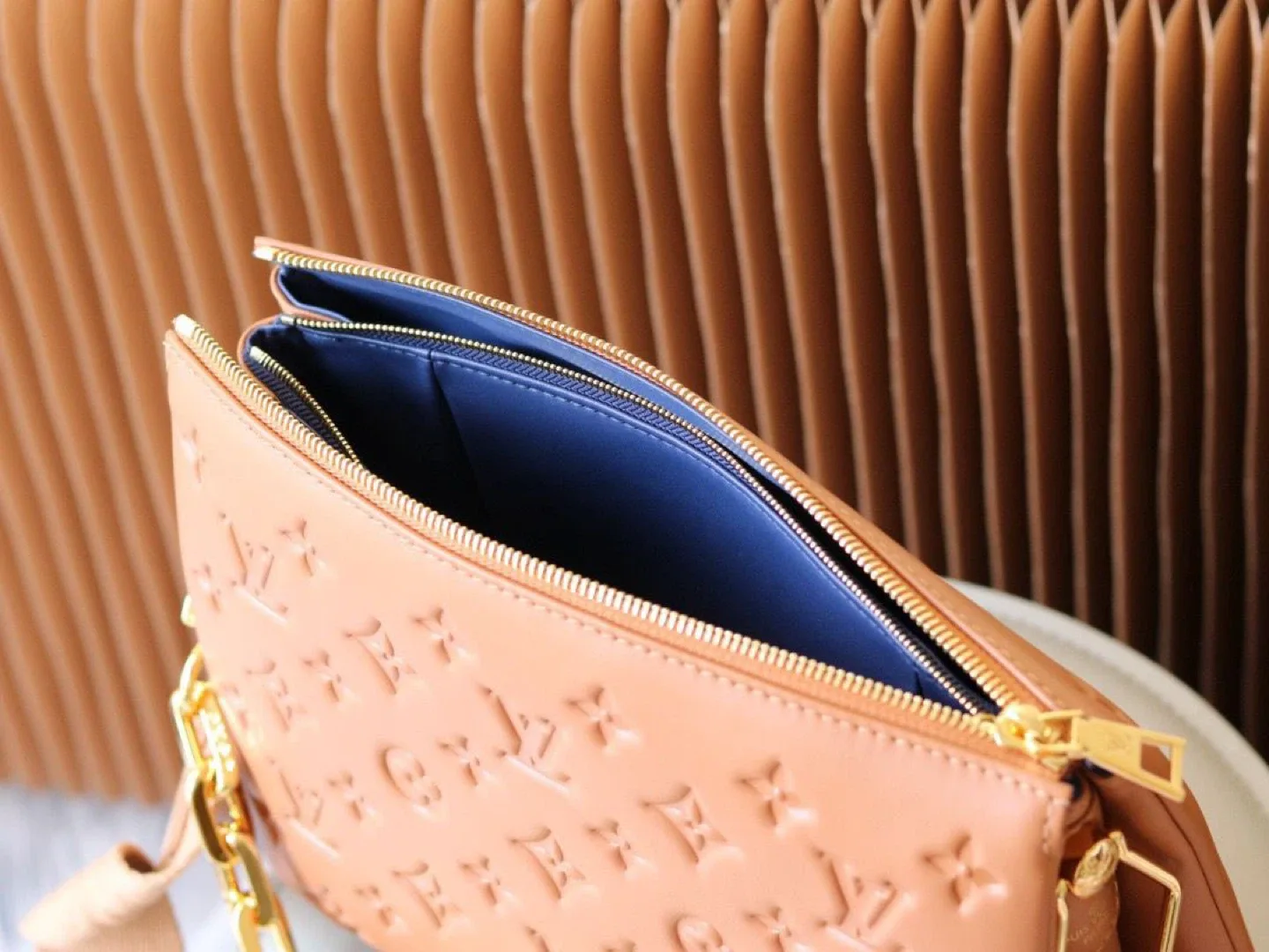 Embossed Leather Bag image indicator(3)
