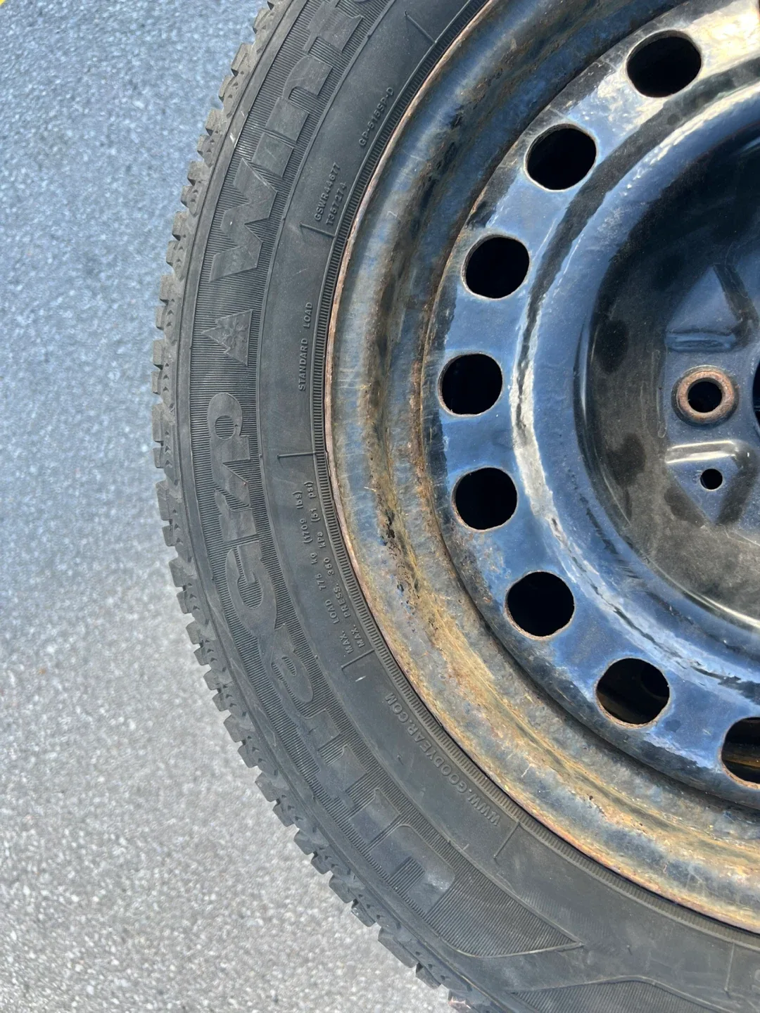 Goodyear Ultra Grip Winter Tires 225/60R17 with steel rims image indicator(6)