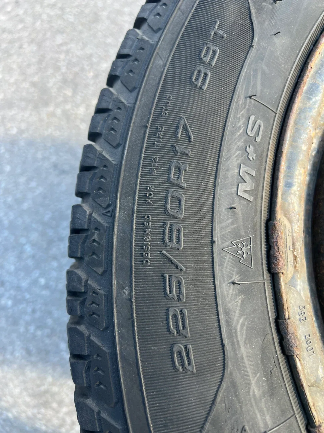 Goodyear Ultra Grip Winter Tires 225/60R17 with steel rims image indicator(3)