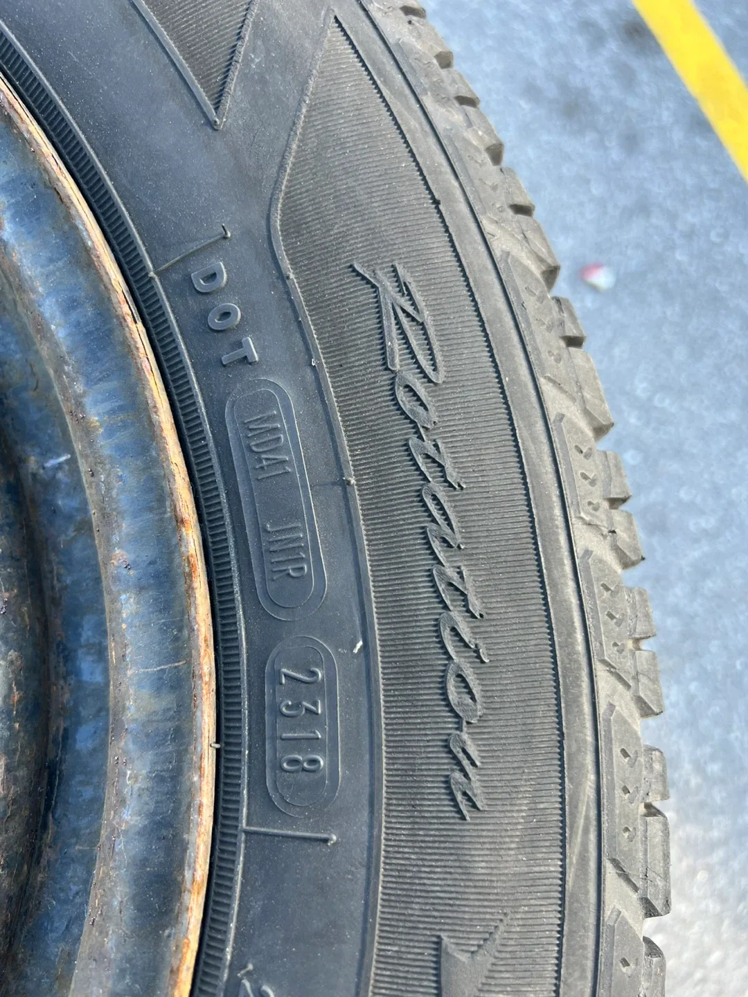 Goodyear Ultra Grip Winter Tires 225/60R17 with steel rims image indicator(5)