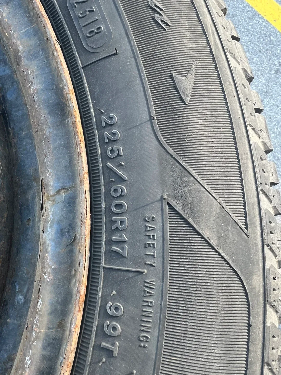 Goodyear Ultra Grip Winter Tires 225/60R17 with steel rims image indicator(2)