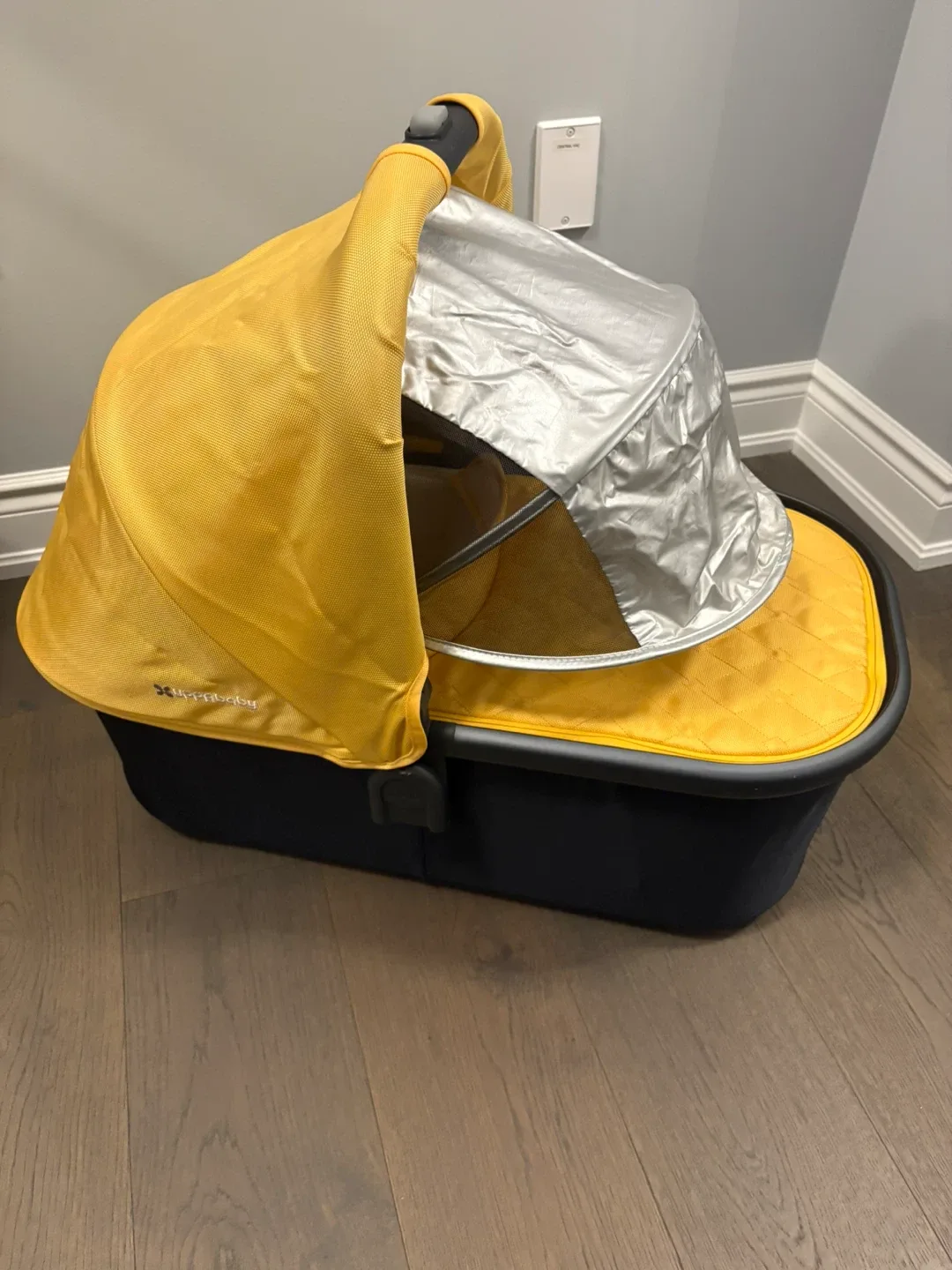 2022 Uppababy orange vista v2 bassinet EUC ret $499 image indicator(2)