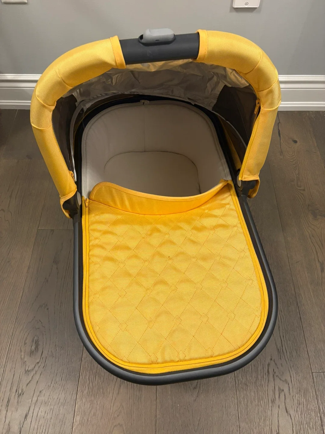 2022 Uppababy orange vista v2 bassinet EUC ret $499 image indicator(3)