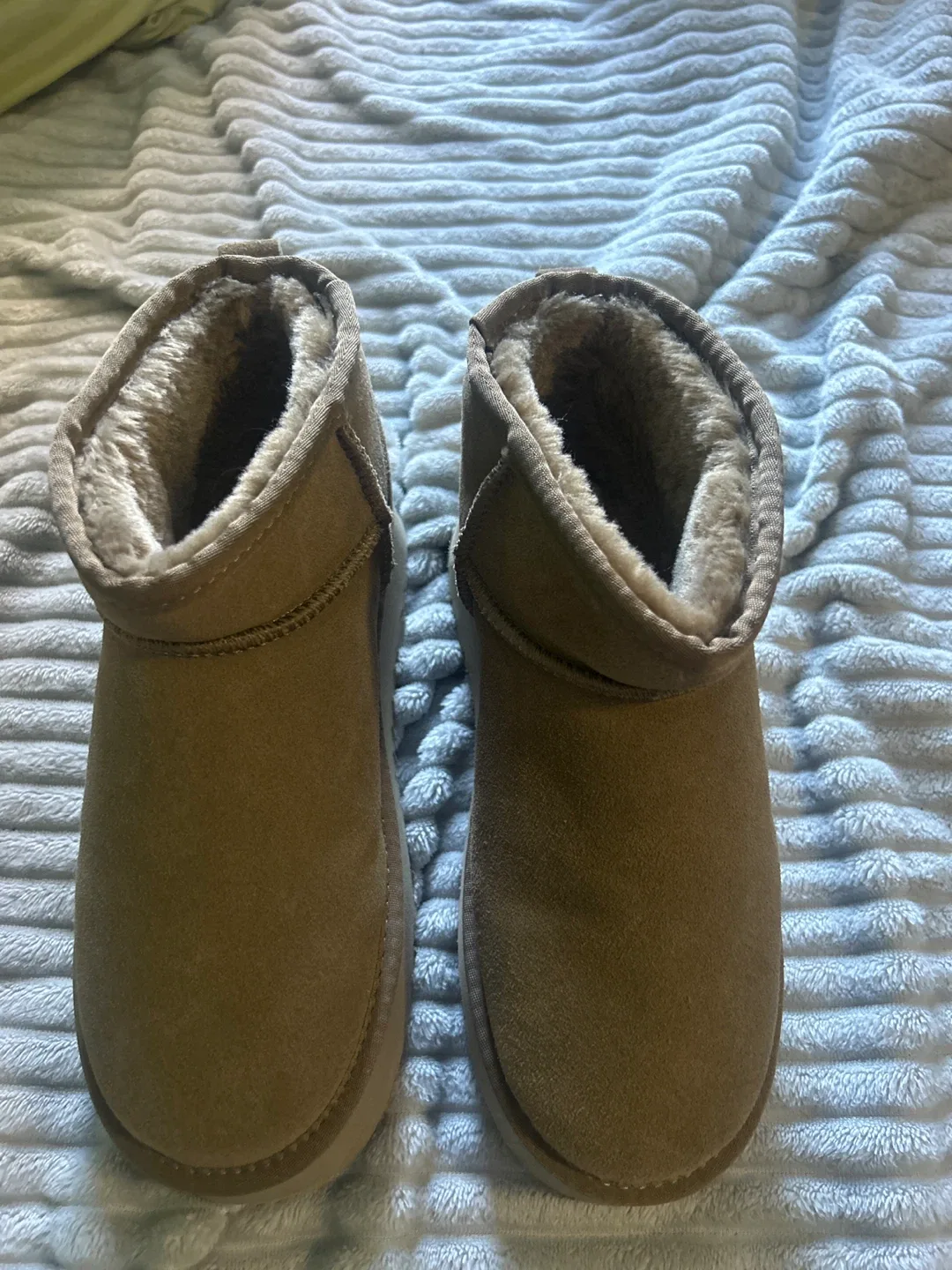 UGG Classic Mini Boot image indicator(2)