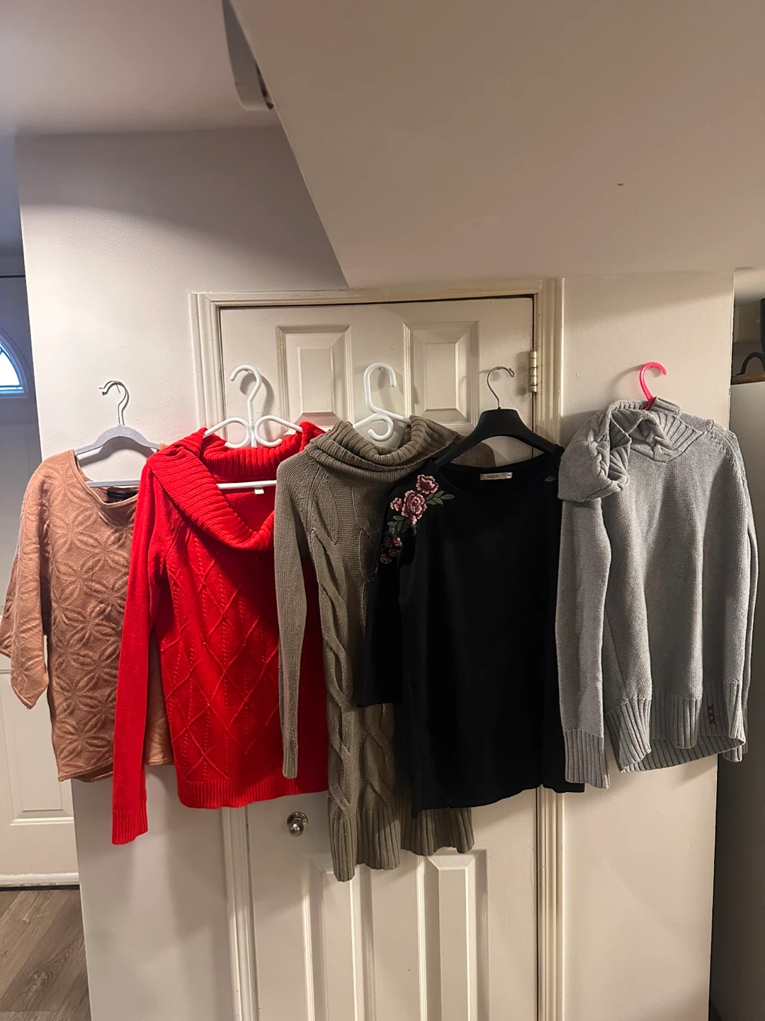 5 Assorted Women's Sweaters (e)