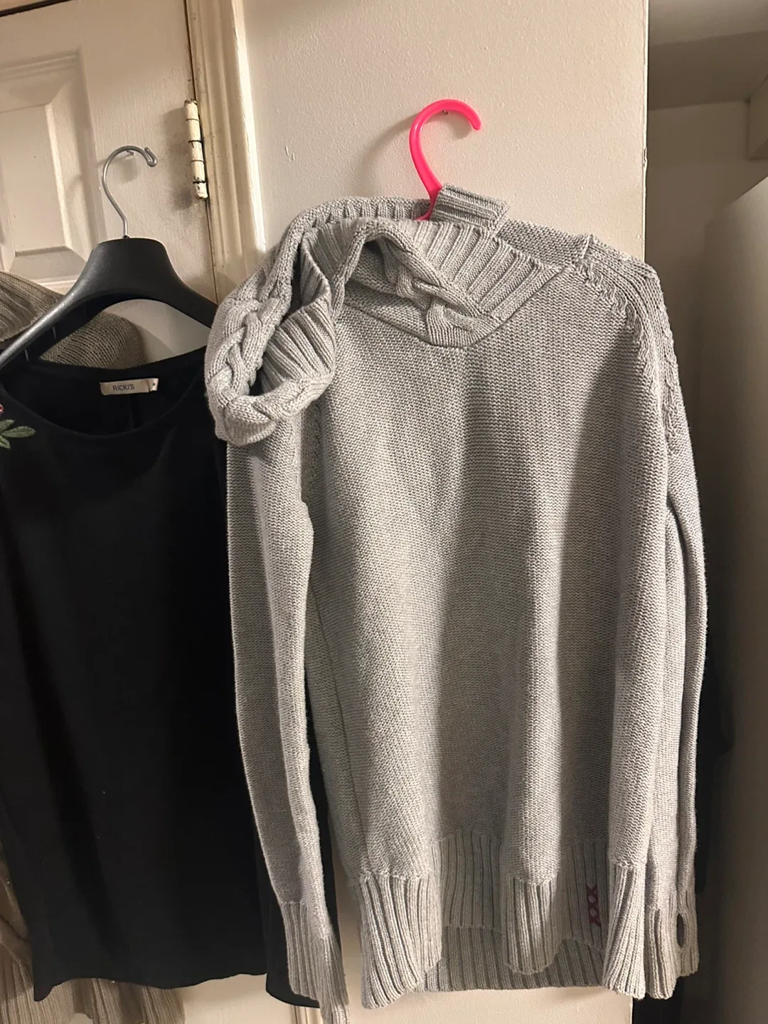 5 Assorted Women's Sweaters (e) image indicator(4)