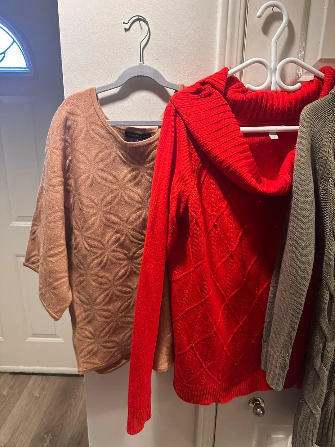 5 Assorted Women's Sweaters (e) image indicator(5)