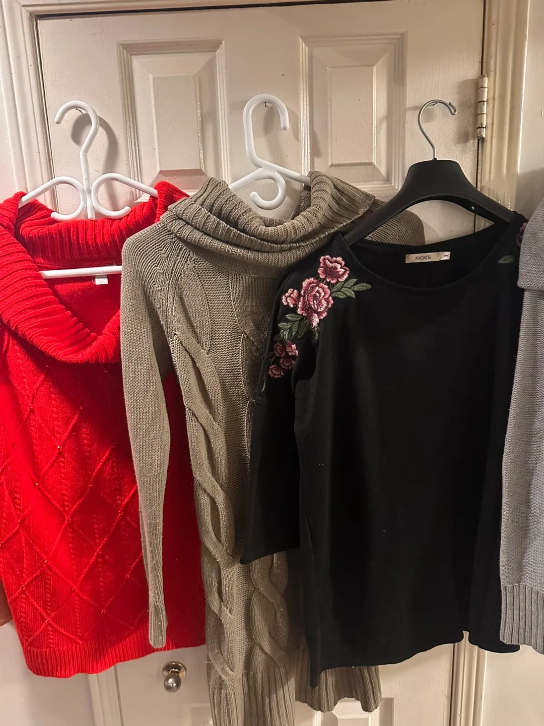 5 Assorted Women's Sweaters (e) image indicator(3)