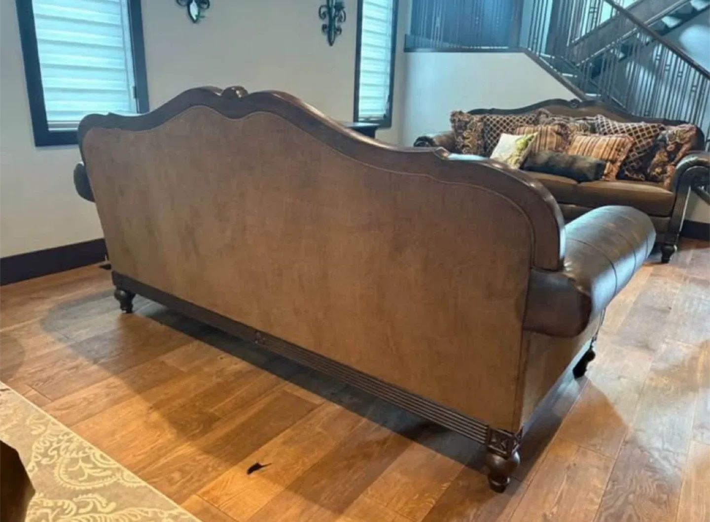 Ashley’s Sofa image indicator(2)