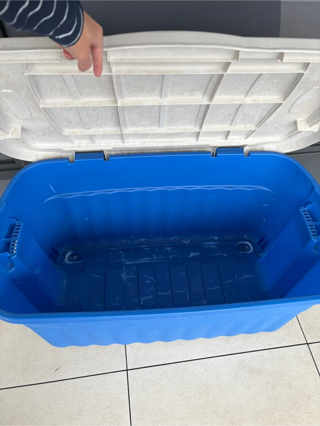 Rubbermaid Blue Storage Bin image indicator(3)