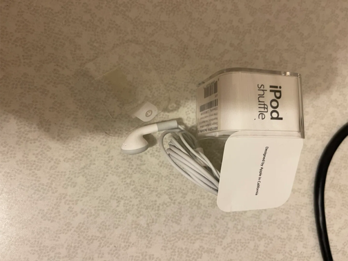 Apple iPod Shuffle MP3 Player and ear bugs image indicator(3)